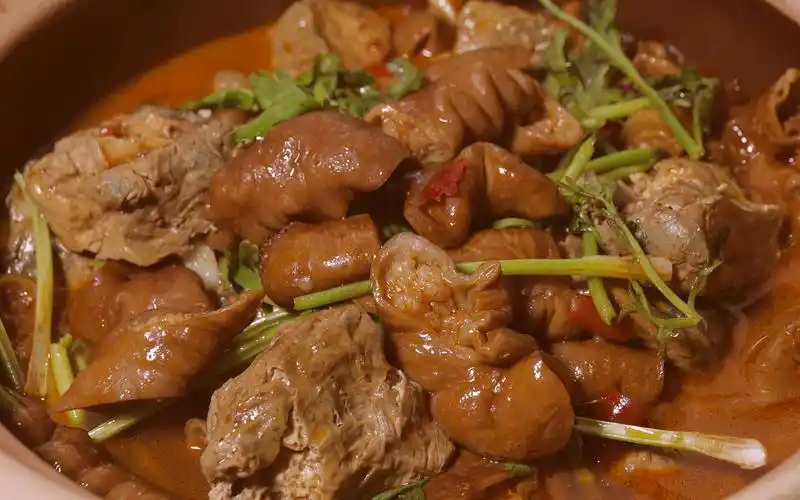 这才是南京肥肠臭豆腐煲正宗做法闻着臭越吃越诱人超级下饭一上桌就