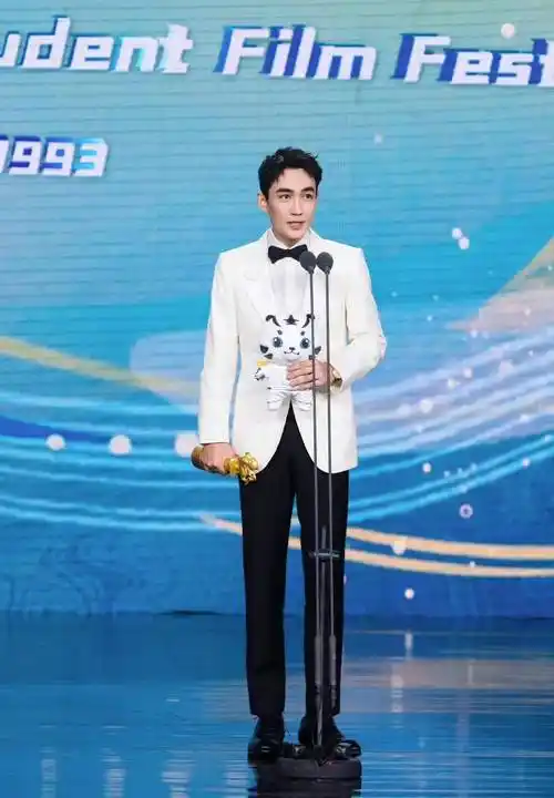 时尚-盛大电影节风格:朱一龙白衣帅气有型,林允缎纹与深黑展现光影