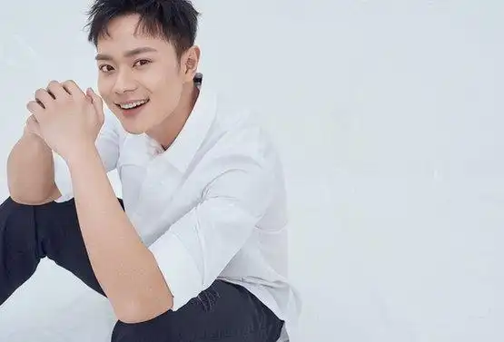 曹骏曝生日大片展清新俊朗轻熟风