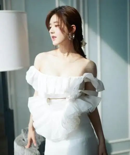 赵露思写真大赏:绝美身材展露无遗,令人心醉神迷!