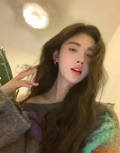 这组照片里的鞠婧祎整个人十分的美丽