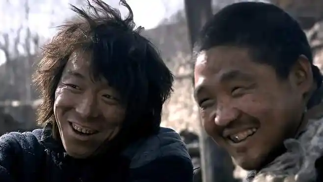 斗牛:黄渤刚回村,不料村里竟没有一个活人,墙里却发出异响-影视综视频