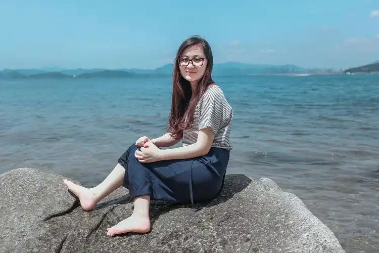 海边光着脚丫的女孩