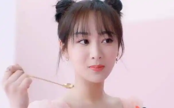 原创杨紫拍广告蜜桃肌亮眼粉裙双丸子头28岁打扮这么嫩