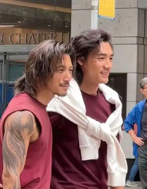 谢霆锋新剧路透卷发造型被指像流浪汉与此沙同框暴露身高