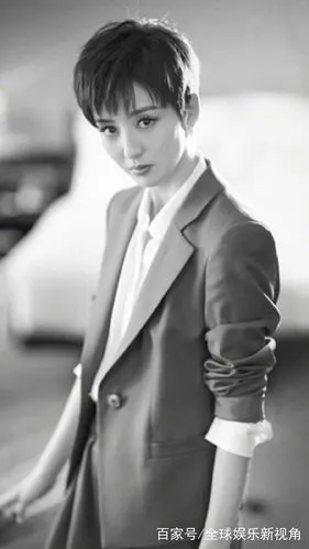 佟丽娅短发中性风格也非常酷,这组照片真的很有感觉,超喜欢