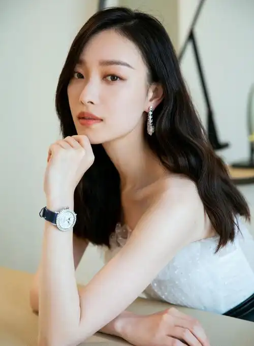 简介:倪妮性感女人味写真图片,分享一组倪妮图片给大家,图中的明星