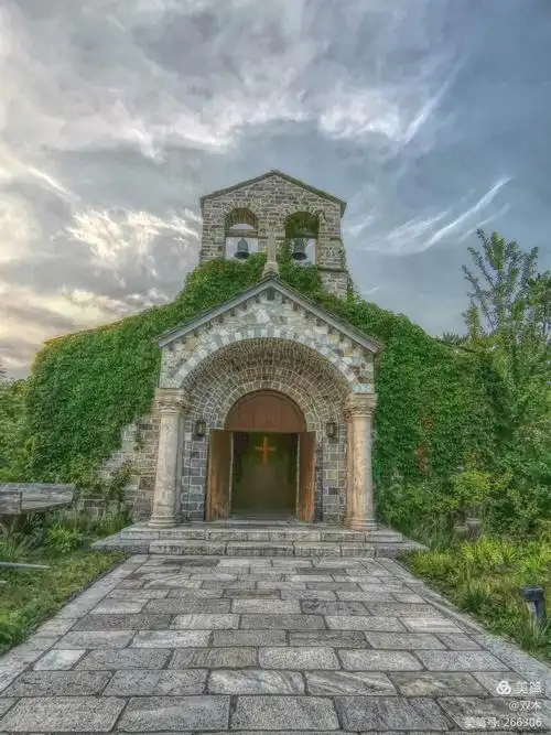 这座江南风的山顶教堂,白天是身披"绿衣"的小花园教堂,晚上就是被熠熠