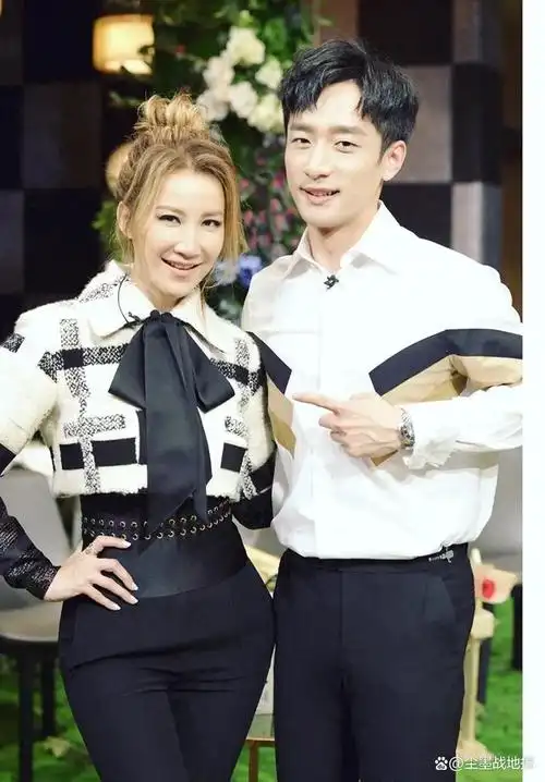 杨杨这个主持人阳光帅气迷人十足,非常有魅力和才华的!