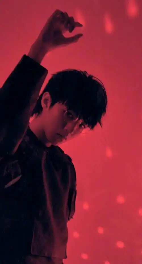 男明星狼尾发型#王俊凯狼尾造型狠狠的爱住了溢出屏幕的帅气 漫画男