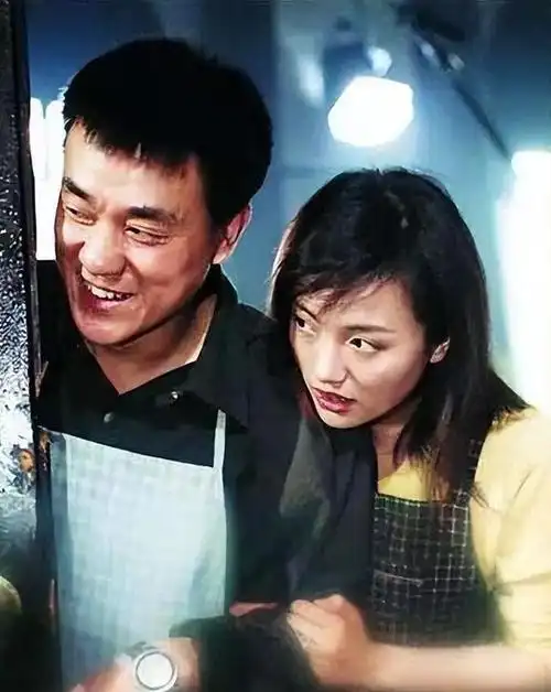 演员何冰为何结婚几十年零绯闻看看妻子是谁你就知道了