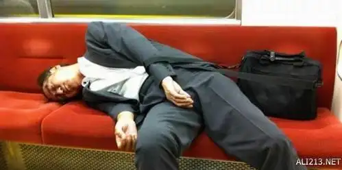 车站上也有他们的身影.路边经常有西装革履的醉酒男.