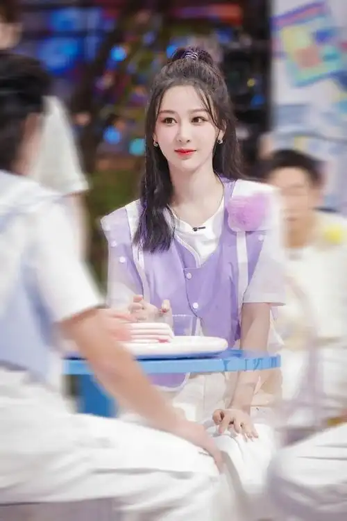 杨紫半扎高马尾vs侧编发##杨紫西装侧编发