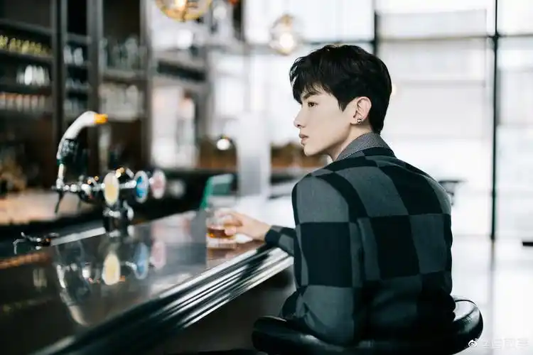 白敬亭微博写真图片