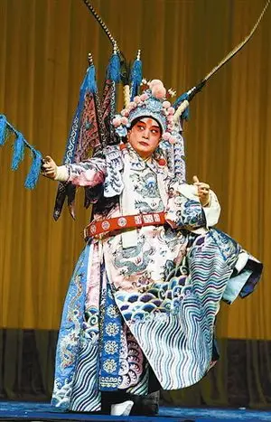 豪华版《龙凤呈祥》龙抬头亮相 戏迷大呼过瘾