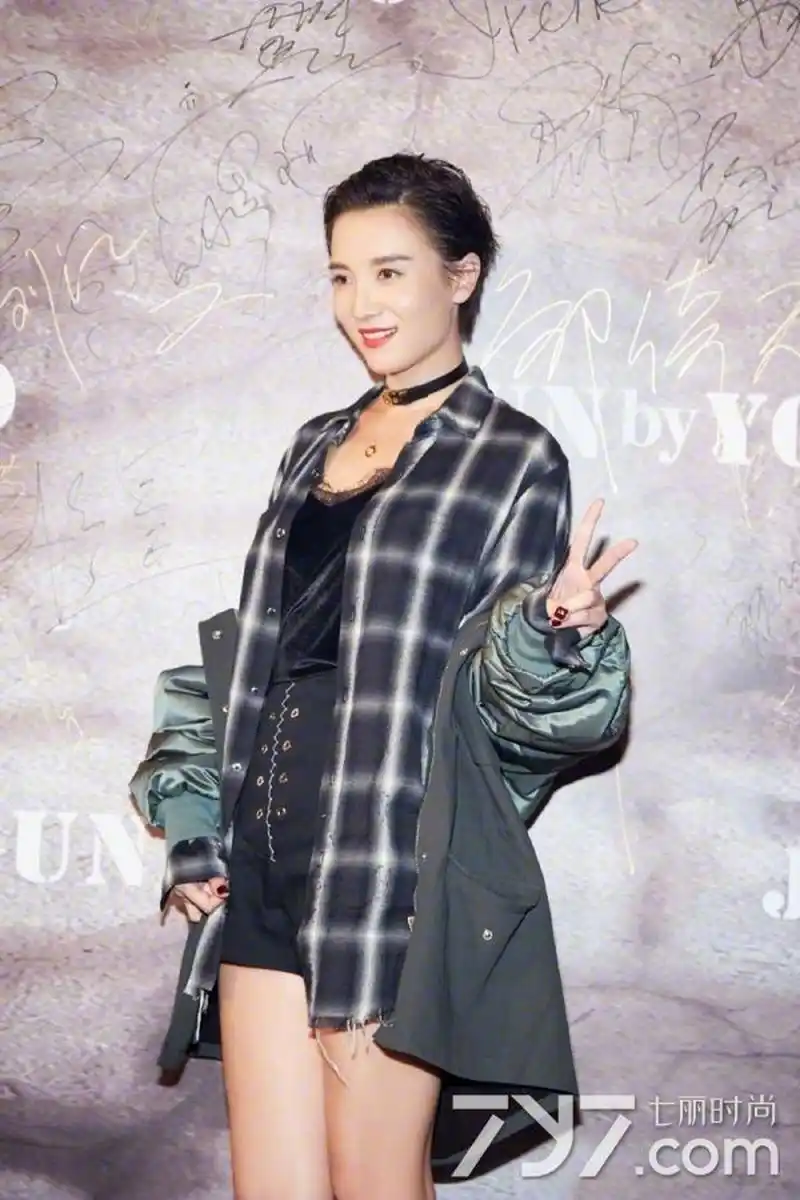 小宋佳短发潇洒髦一秒变男神