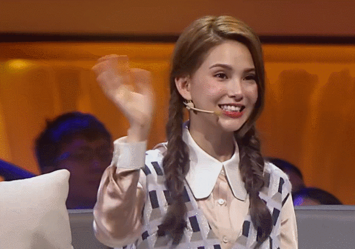 昆凌打招呼大哥好gif动图_动态图_表情包下载_soogif