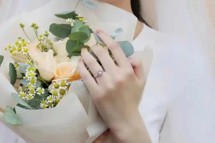 周大福守护一生十指紧扣是一生的浪漫