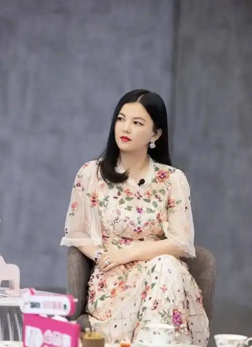 李湘身材微胖却挺懂搭配,袖子选敞口不选紧口,有贵妇感还很显瘦_女生