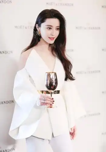 范冰冰白衣配香槟,皮肤白得差点和衣服一样了