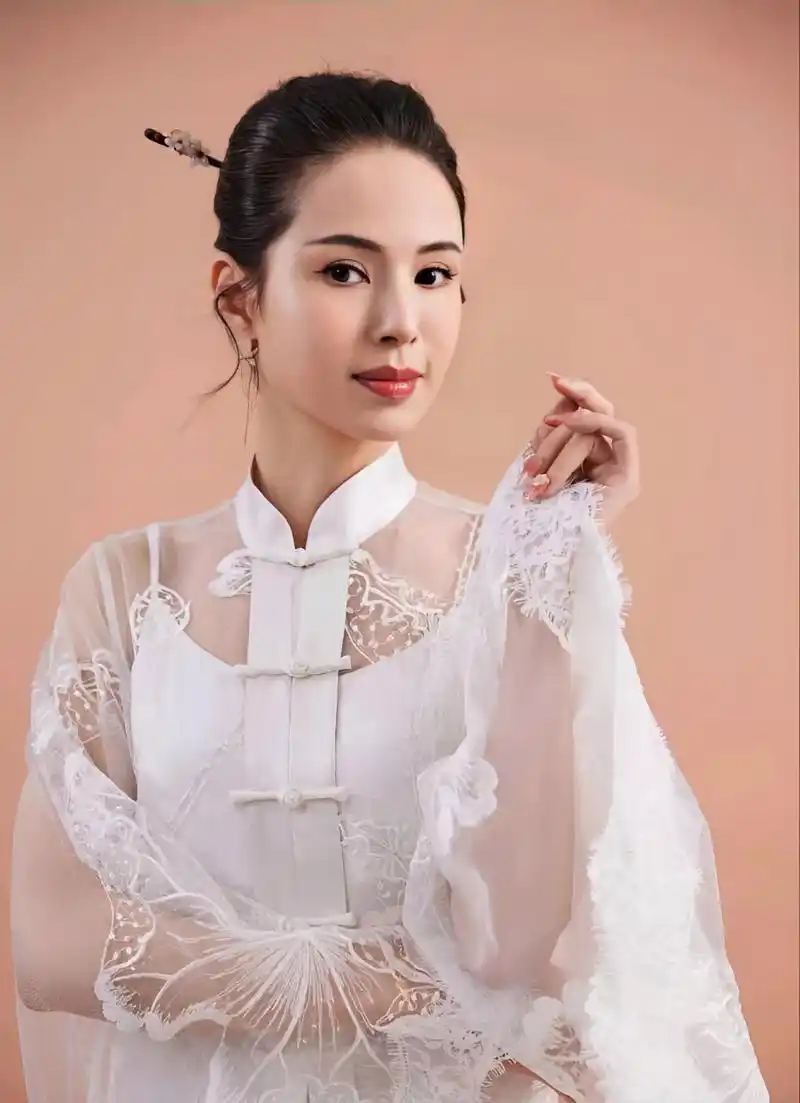 照片中,李若彤身着白色薄纱礼服,清新脱俗,皮肤白皙的紧致,仿佛回到了