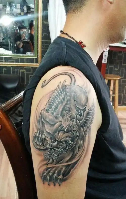 纹在手臂上霸气的貔貅纹身图案