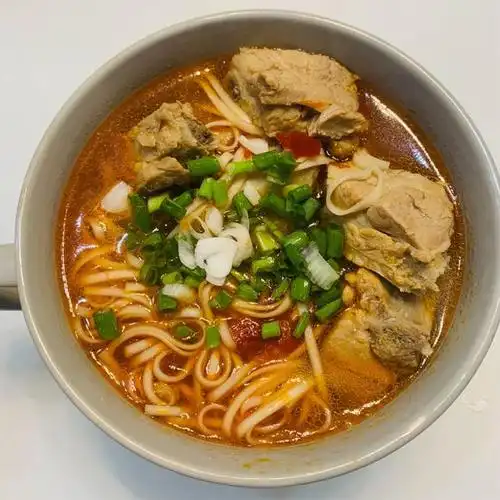 红烧排骨面,香喷喷的炒入味