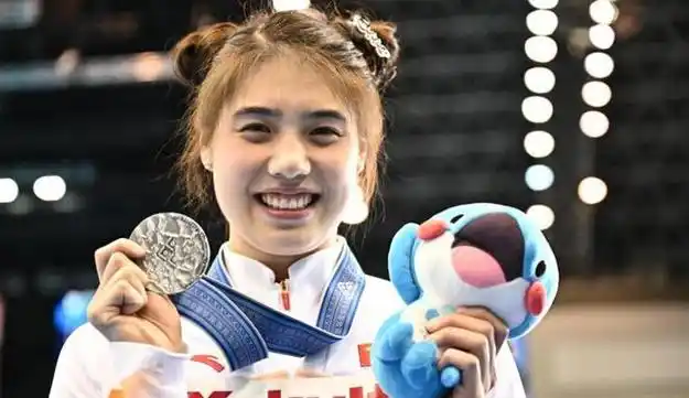 张雨霏破亚洲纪录摘银,颁奖仪式拍手,哪吒头抢镜|蝶