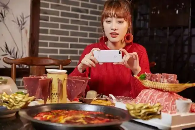 自己是行走在宫墙中的甄嬛娘娘 ▼ 热辣的火锅是人们对重庆的第一印象