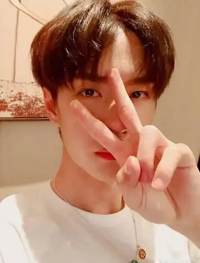 当红男明星剪刀手:肖战的开心,王一博的唯美!易烊千玺的阳光_张比耶