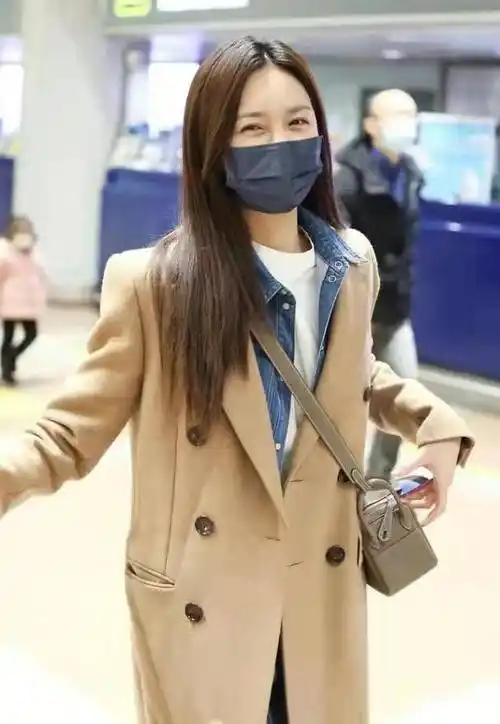 沈梦辰机场露面,被讨喜糖微笑回应,婚礼应该不远了吧_杜海涛_网友