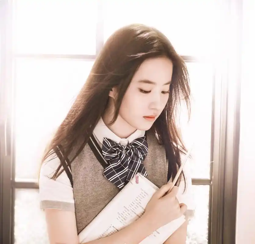 穿上校服的刘亦菲好美,真得让粉丝们惊艳不已!