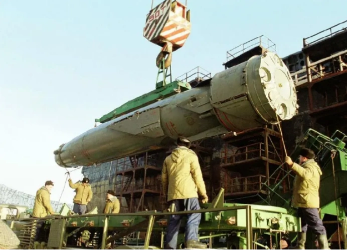 ss-n-19反舰导弹,该导弹苏联时期研制的最先进反航母导弹.