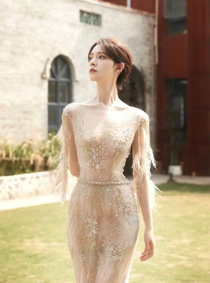 陈瑶流珠礼服香肩写真