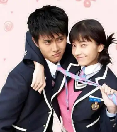 另一个小演员崔宇革《蓝色生死恋》之后他只拍过《玻璃鞋》和《千秋