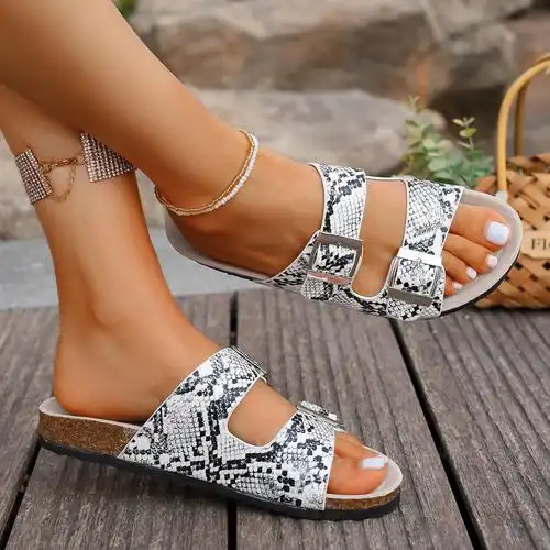 女士平底凉鞋新款蛇皮纹休闲风春夏一字露趾双扣厚底家居木楦底