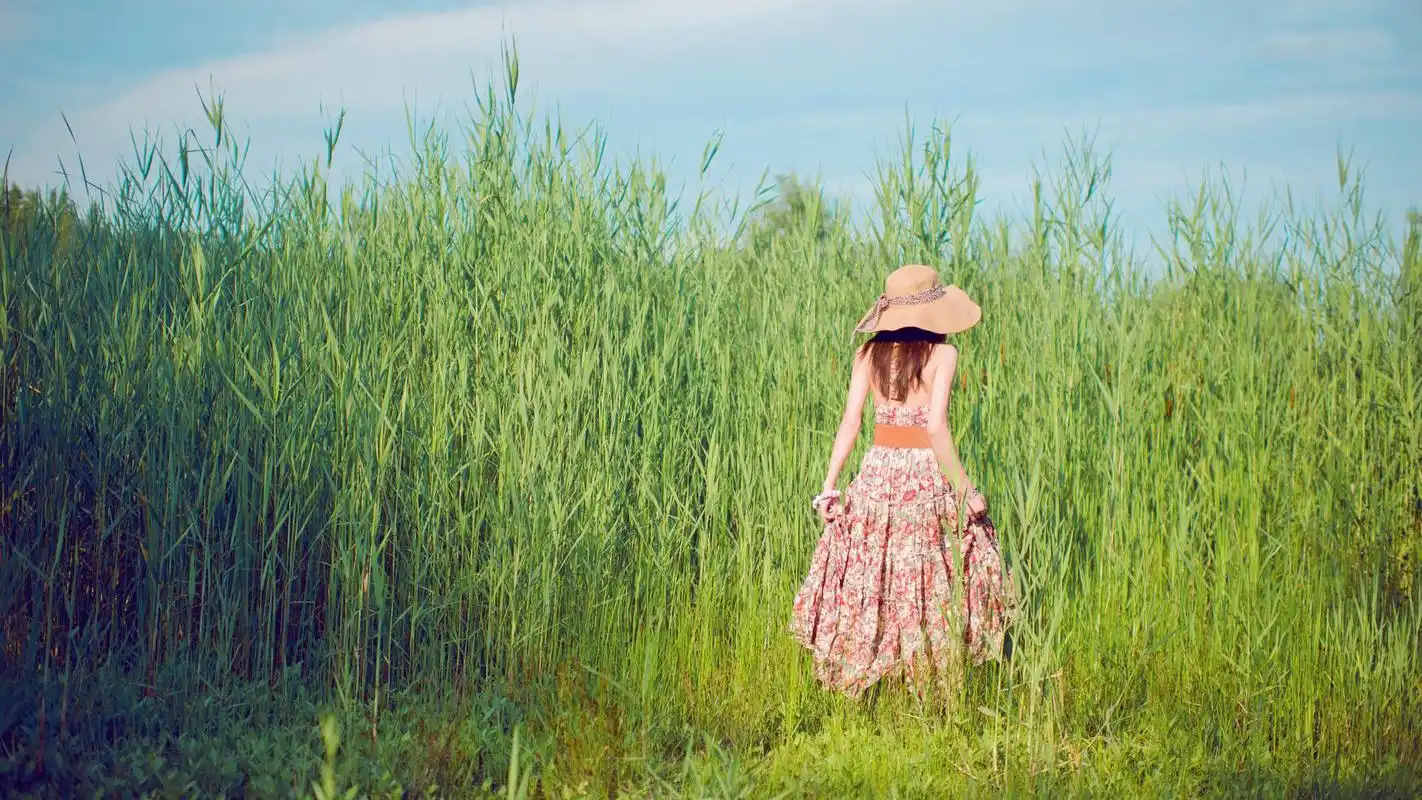 治愈系女孩唯美背影图片桌面壁纸 _ 图片网
