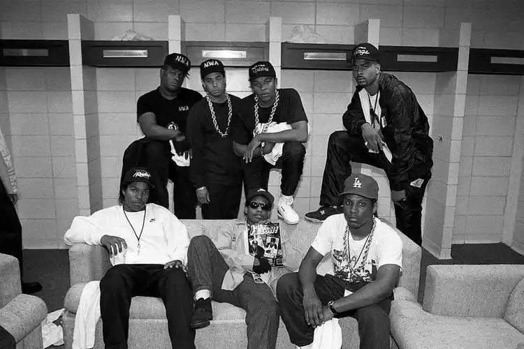 将匪帮生活带入流行文化的 nas,也曾在艺术领域为 hip-hop 争取到立锥