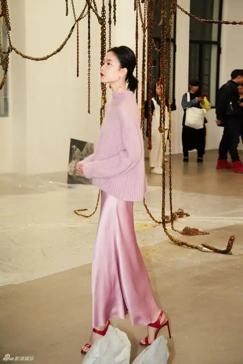 组图:超模杜鹃的气质太棒!一身粉装清冷依旧