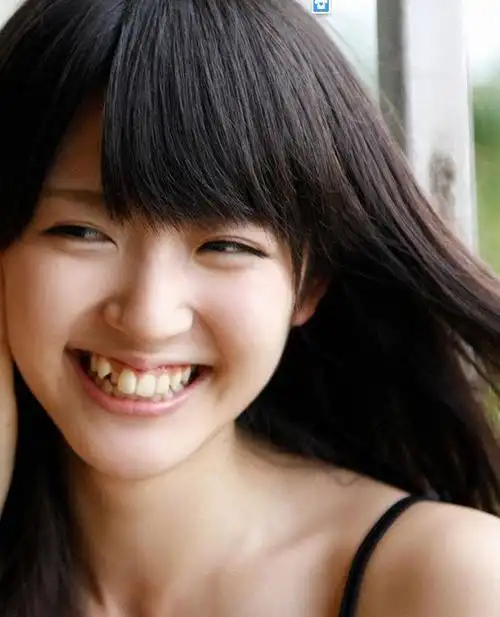 求这位女孩的名字,她的虎牙这么一笑真漂亮