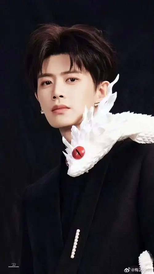 任嘉伦是一个很会用眼睛演戏的演员,观众可以透过他的眼睛去感受人物