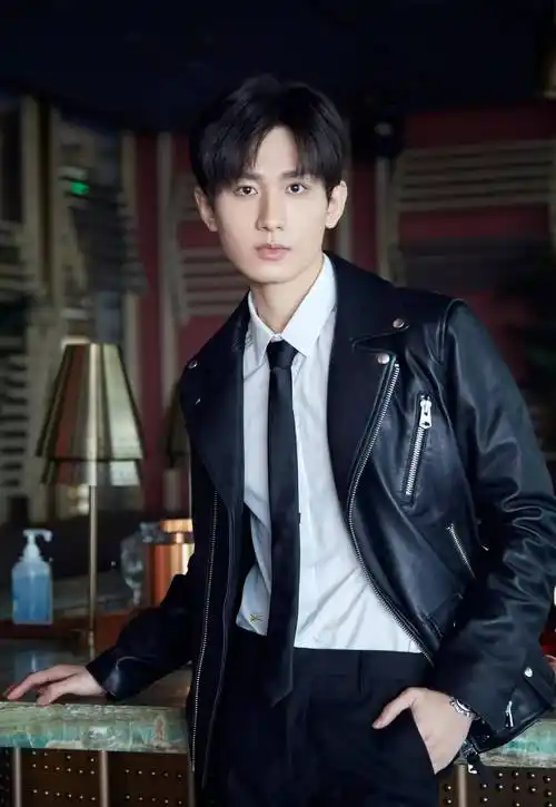 今天小编就再次为大家整理了一大波国内男明星的皮衣 高清写真壁纸图