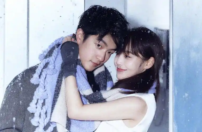 屈楚萧张佳宁最新大片,雪中互动超甜,堪称张万森林北星婚纱照