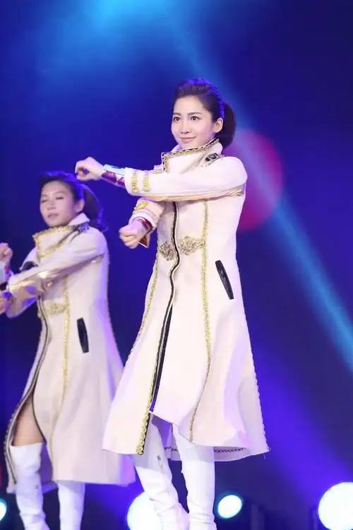 蜜蜂少女队吴奇隆队再放大招 赵婉婷形象多变