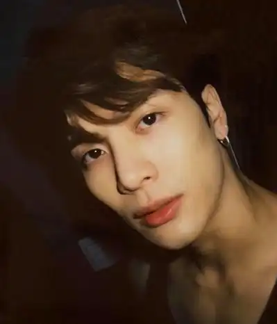 当王嘉尔突然跳下舞台,王嘉尔从舞台摔下来 - 叽里星座