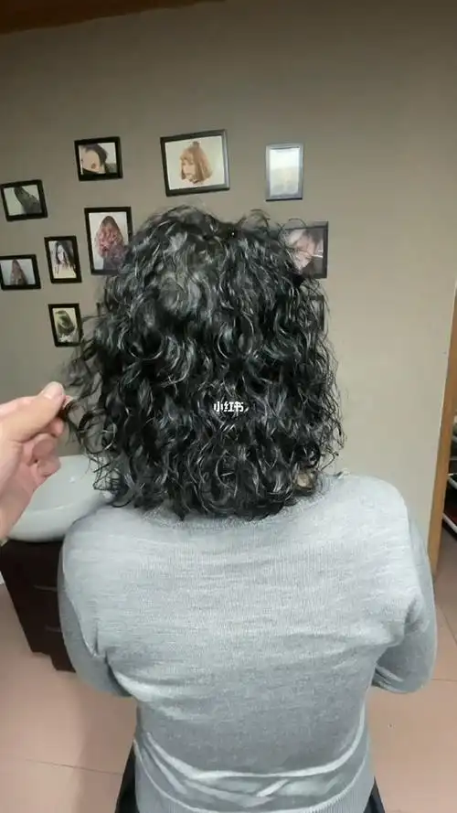 冷烫中卷增加发量改变颜色效果更佳