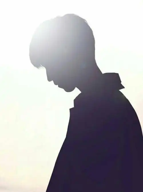 令人怦然心动的剪影杀 欣赏王俊凯的绝世侧颜