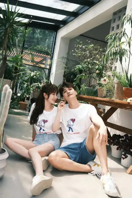 快原地结婚张檬晒与小五合照秀恩爱两人穿情侣装亲密拥吻甜齁