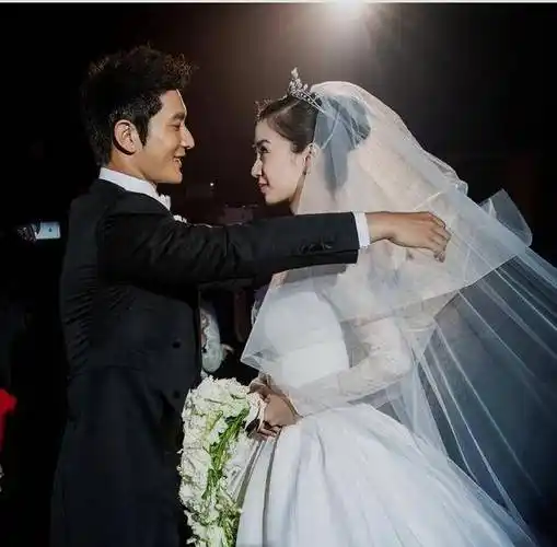 却为了钱嫁给黄晓明抛弃他,现在他被高攀不起_陈伟霆_baby_恋情