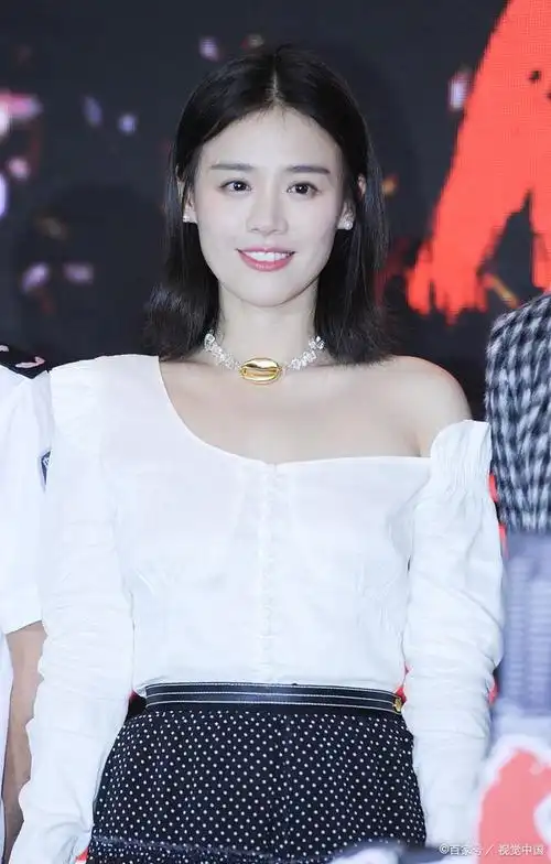 马思纯上海坐地铁遭偶遇 被赞美回巅峰时期颜值高